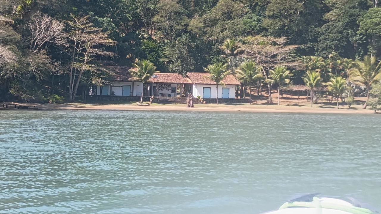 Praia particular do terreno em Paraty, com Mata Atlântica e coqueiros à beira-mar