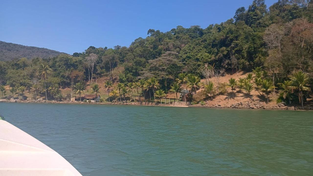 Vista da baía com a Serra do Mar ao fundo